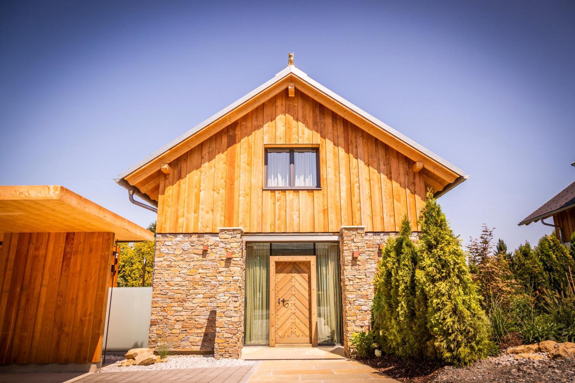 Golden Hill Country Chalets & Suites Waldschach Exterior foto