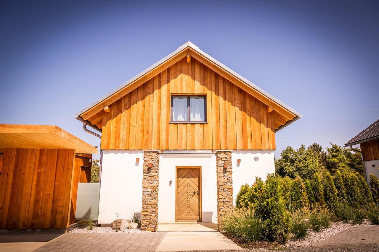 Golden Hill Country Chalets & Suites Waldschach Exterior foto