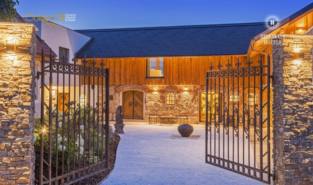 Golden Hill Country Chalets & Suites Waldschach Exterior foto